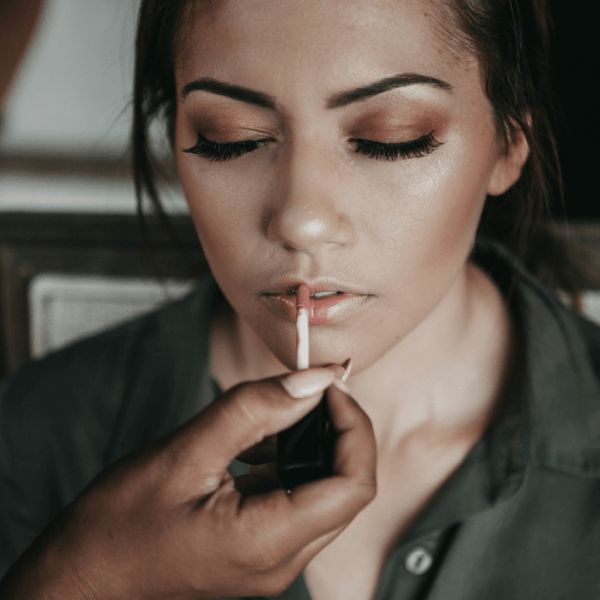 Make-up pro začátečníky: Základní kroky a tipy, jak se správně nalíčit